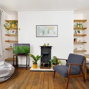 Apartment 50 Meters To The Metro, London
